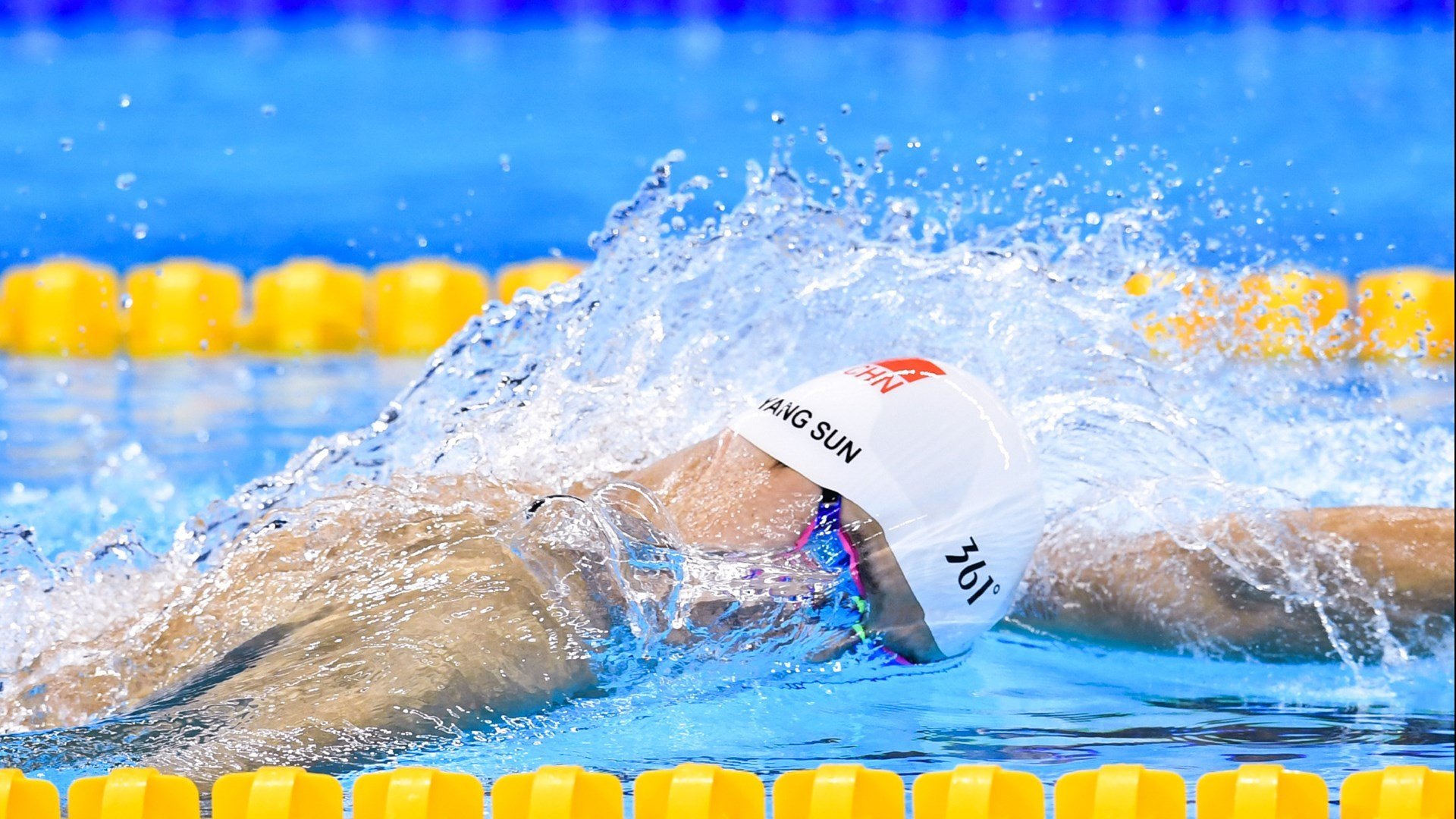 赛场上球员们拼尽全力,呈现出极具观赏性的比赛,赛场上选手们展示了各自的精彩绝技