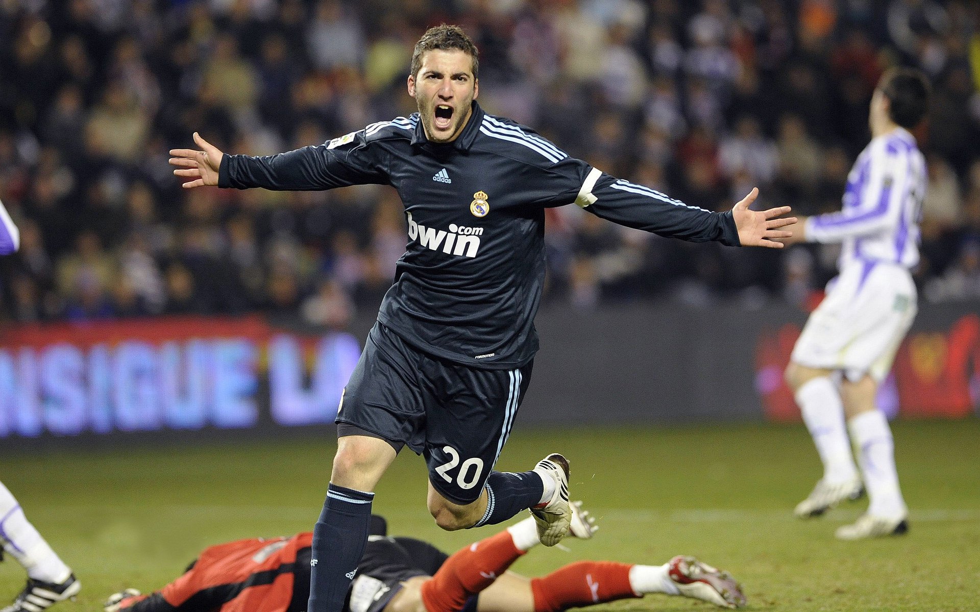 进攻失败后的反抢是否优先由边路球员承担，进攻反击成功